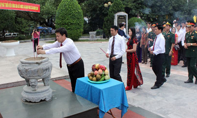 Đoàn đại biểu tham dự Đại hội thi đua yêu nước tỉnh dâng hương khu lưu niệm Hồ Chí Minh