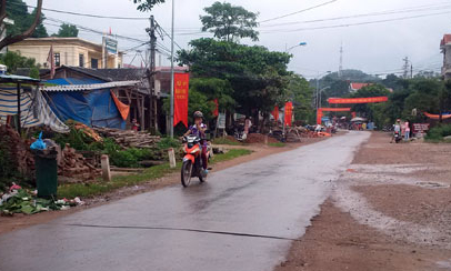 Tai nạn giao thông: Nguy cơ từ những ống nước ngang đường