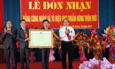 Xã Tô Hiệu đón bằng công nhận đạt chuẩn nông thôn mới