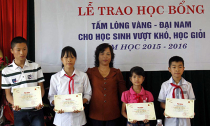 13 suất học bổng cho con lao động nghèo vượt khó