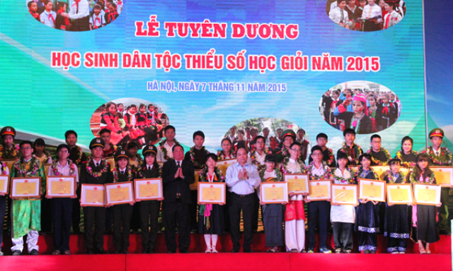 Tuyên dương 122 học sinh dân tộc thiểu số học giỏi năm 2015