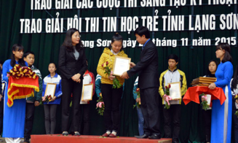 97 giải thưởng trao tại lễ tổng kết các cuộc thi sáng tạo kỹ thuật và tin học trẻ năm 2015