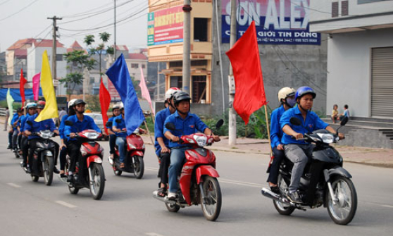 Đoàn viên, thanh niên tuyên truyền đảm bảo an toàn giao thông