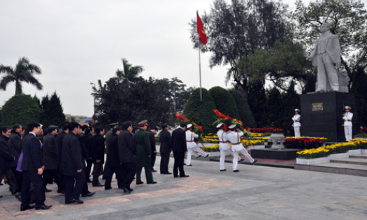 Đoàn đại biểu lãnh đạo tỉnh và thành phố tổ chức Lễ dâng hương và viếng nghĩa trang liệt