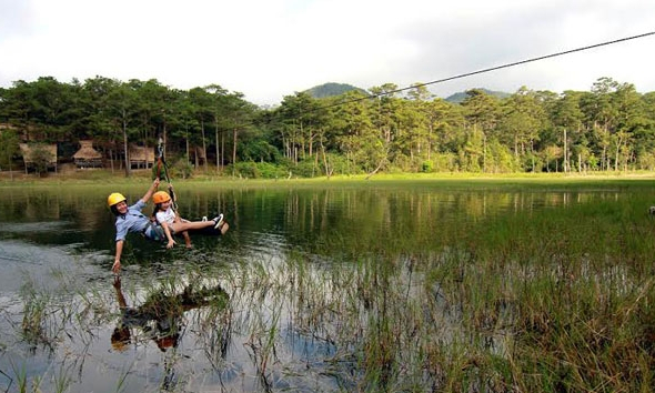 Đu dây “bay” trên hồ Tuyền Lâm, ngành du lịch Lâm Đồng không biết?