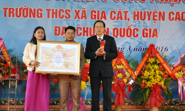 Trường THCS xã Gia Cát đón bằng công nhận trường chuẩn Quốc gia