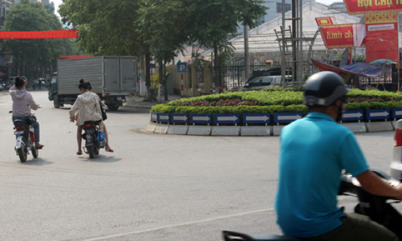 Cần nghiêm túc chấp hành quy định khi qua vòng xuyến đường Trần Đăng Ninh - Tam Thanh