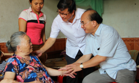 Thăm, tặng quà các thương binh và gia đình chính sách