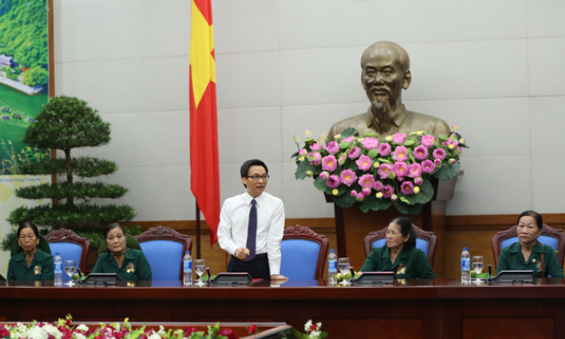 Phó Thủ tướng Vũ Đức Đam tiếp đoàn đại biểu cựu thanh niên xung phong thành phố Tam Kỳ, tỉnh Quảng Nam