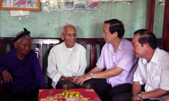 Lãnh đạo tỉnh thăm, tặng quà gia đình chính sách tại huyện Văn Lãng