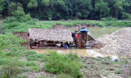 Tái diễn khai thác cát trái phép trên sông Bắc Giang