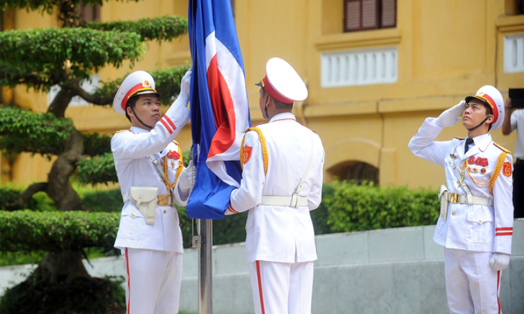 Tổ chức Lễ thượng cờ ASEAN và Quốc kỳ Việt Nam