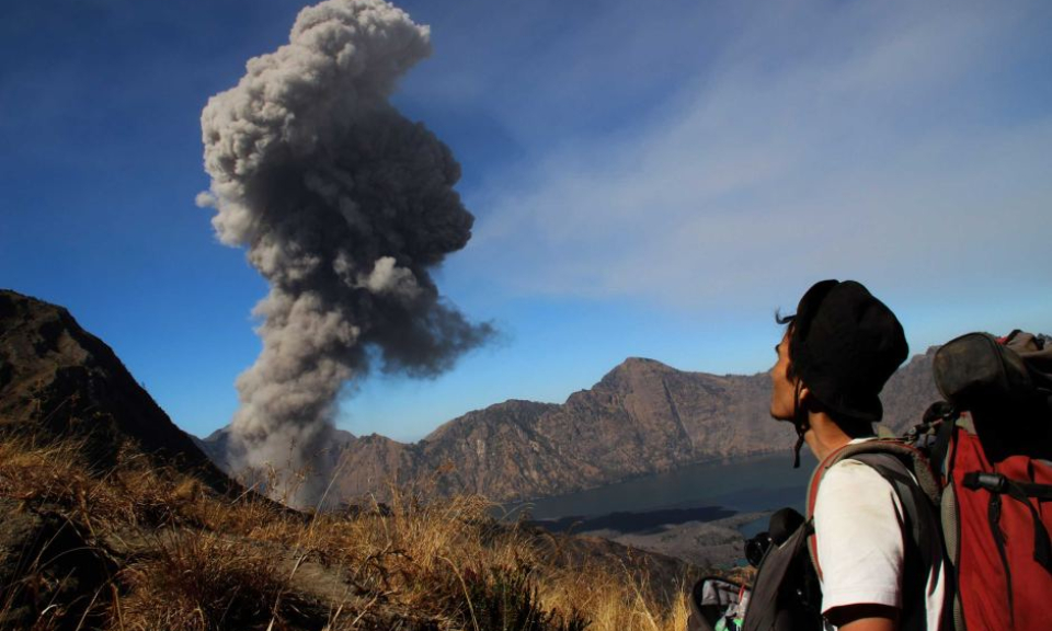 Gần 400 du khách mất tích vì núi lửa phun trào ở Indonesia