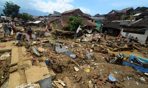 Lũ quét ở Indonesia và chìm phà ở Bangladesh khiến hàng chục người thương vong