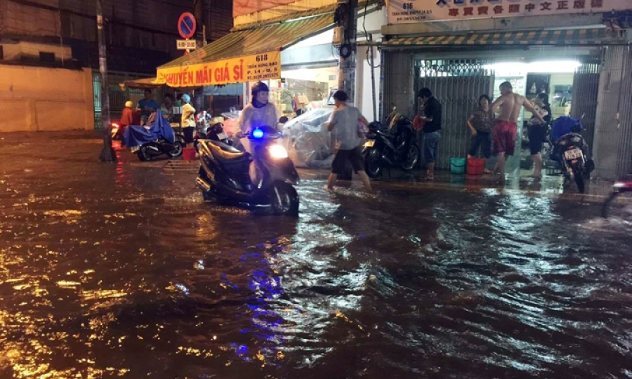 Mưa lớn gây ngập và kẹt xe nghiêm trọng ở TP Hồ Chí Minh, Đồng Nai