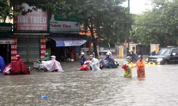 Mưa lớn gây ngập lụt nghiêm trọng nhiều tuyến đường tại Huế