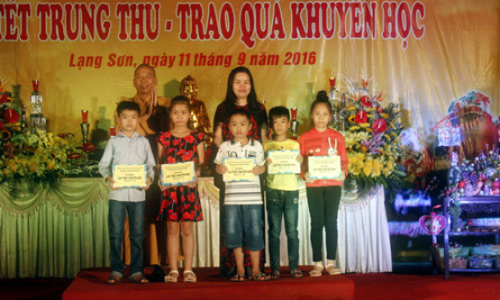 Vui Tết Trung thu - Trao quà khuyến học cho 354 học sinh