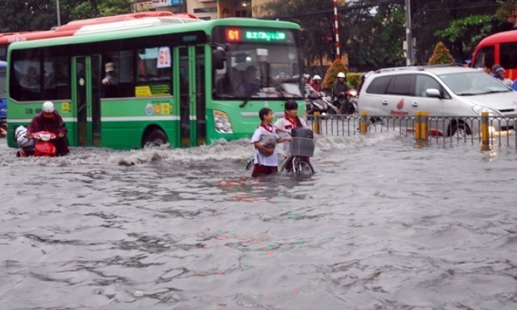 Sân bay Tân Sơn Nhất lại bị ngập sau mưa lớn kéo dài