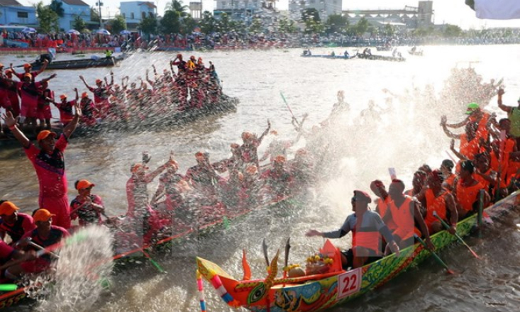 Tưng bừng Lễ hội đua ghe Ngo đồng bào Khmer Sóc Trăng 2016