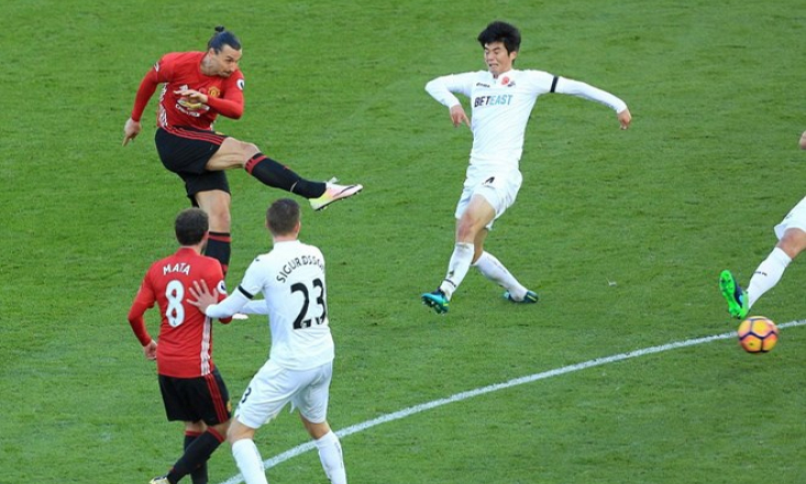 "Phá lưới" Swansea, Ibrahimovic đi vào lịch sử Premier League