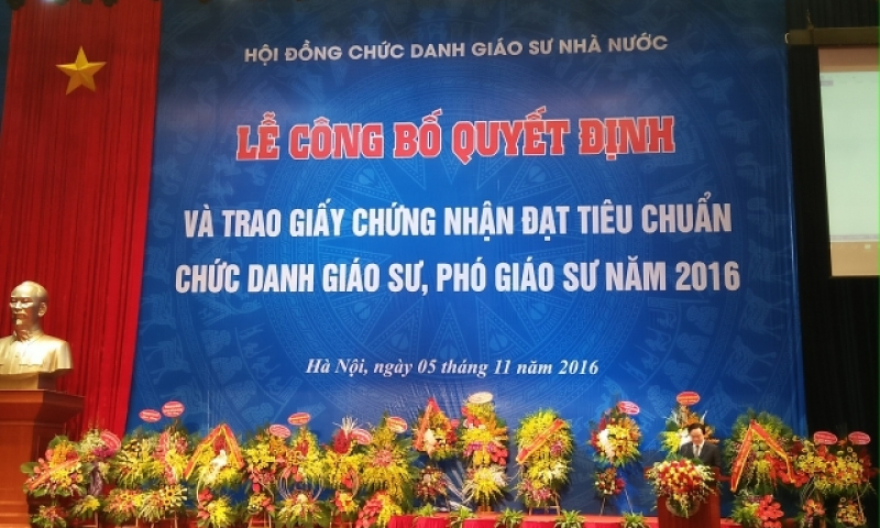 Công bố quyết định và trao giấy chứng nhận cho 703 nhà giáo đạt tiêu chuẩn giáo sư, phó giáo sư năm 2016