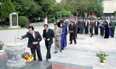 Dâng hương tượng đài Chủ tịch Hồ Chí Minh, tượng đài đồng chí Hoàng Văn Thụ và nghĩa trang liệt sĩ thành