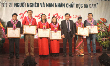 vinh các tập thể, cá nhân tiêu biểu và phát động phong trào “Tết vì người nghèo và nạn nhân chất độc da