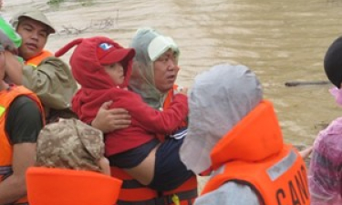 Miền Trung ứng phó lũ lớn: Sơ tán dân, theo dõi chặt hồ đập