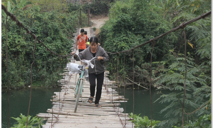 Nơm nớp nỗi lo qua cầu treo Phố Sặt