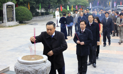 hương tại khu lưu niệm Chủ tịch Hồ Chí Minh, tượng đài đồng chí Hoàng Văn Thụ và nghĩa trang liệt sĩ thành