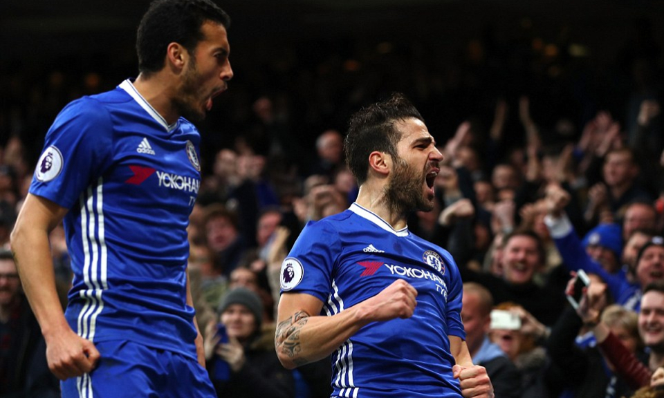 Fabregas ghi dấu trong ngày đi vào lịch sử, Chelsea tiếp tục băng băng về đích