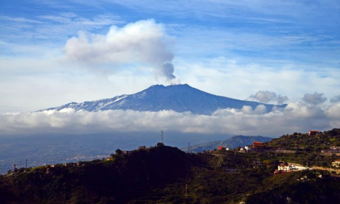 Núi lửa Etna tại đảo Sicily của Italy hoạt động trở lại