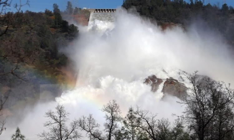 Bang California ứng phó lũ lụt khẩn cấp sau vụ khủng hoảng đập nước