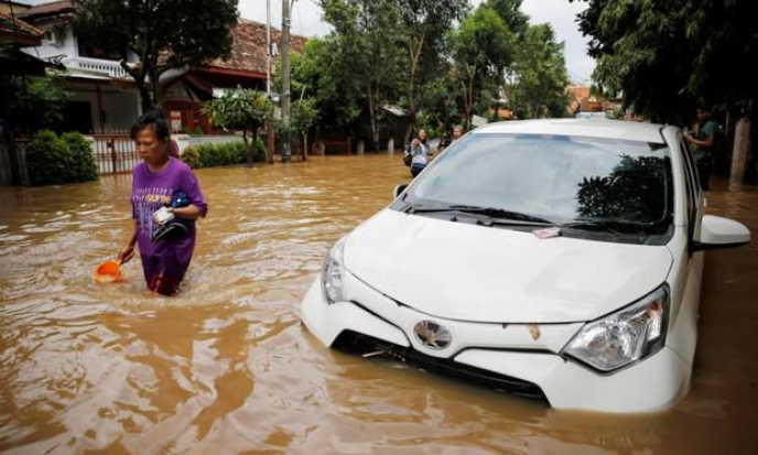 Mưa lớn kéo dài, thủ đô của Indonesia ngập trong nước lũ