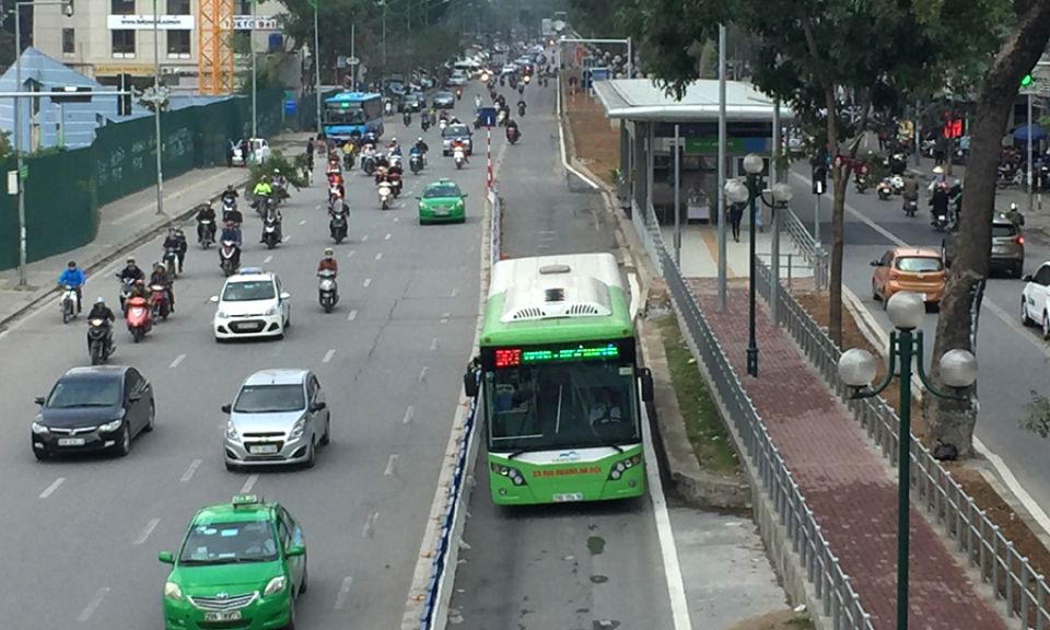 Xe buýt BRT đón hơn 103.000 lượt khách trong tuần đầu thu phí