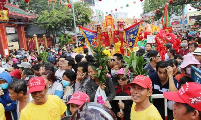 Hàng chục nghìn người đến Lễ hội Rằm tháng Giêng tại Bình Dương