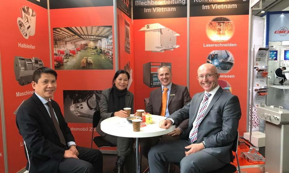 Đại sứ Việt Nam tại Hà Lan Ngô Thị Hòa thăm Triển lãm quốc tế về công nghệ Hannover Messe 2017