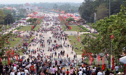 Du khách về Phú Thọ dâng hương Giỗ tổ Hùng Vương trong tiết trời không mưa, nắng nhẹ