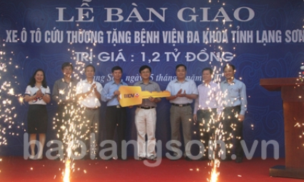 Bàn giao xe cứu thương cho Bệnh viện Đa khoa Lạng Sơn