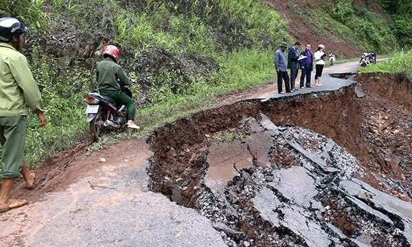 Mưa lớn kéo dài khiến nhiều tuyến đường tại Điện Biên sạt lở