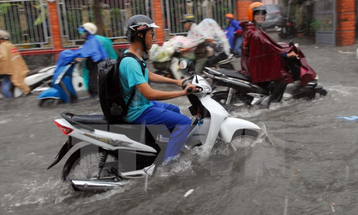 Mưa lớn kéo dài nhiều giờ gây ngập cục bộ ở Thành phố Hồ Chí Minh