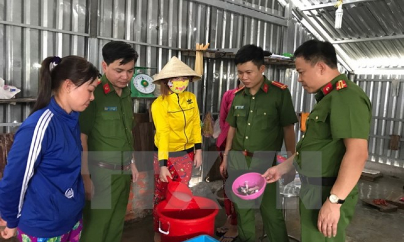 Bắt quả tang 2 cơ sở ở Bạc Liêu bơm tạp chất vào tôm nguyên liệu