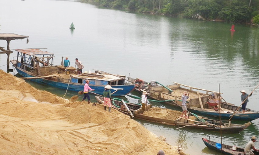 Yêu cầu 4 Chủ tịch tỉnh chỉ đạo điều tra khai thác cát trái phép