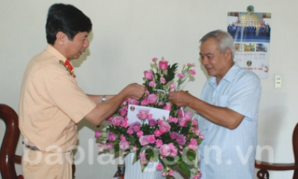 Phòng Cảnh sát giao thông Công an tỉnh thăm, tặng quà các gia đình thương binh, liệt sĩ