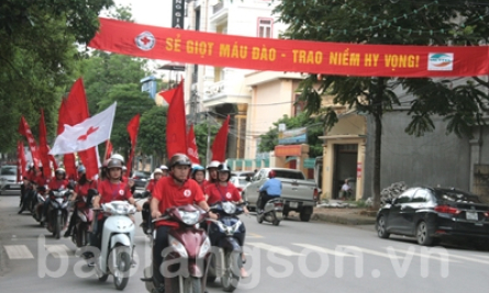 Ra quân tuyên truyền về ngày hội hiến máu tình nguyện