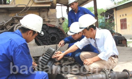 Học tác phong làm việc của Bác