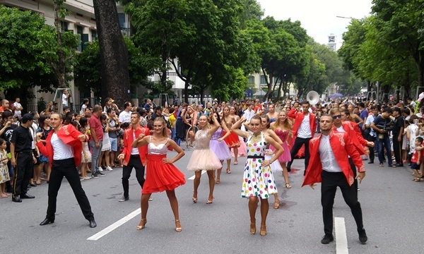 Sôi động carnaval quốc tế tại phố đi bộ Hà Nội