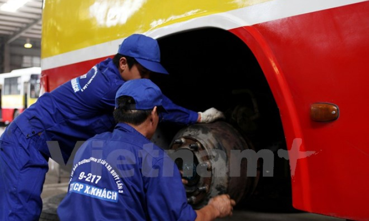 Hà Nội: Công nhân trổ tài thi ‘kỹ nghệ’ bảo dưỡng, sửa chữa xe buýt