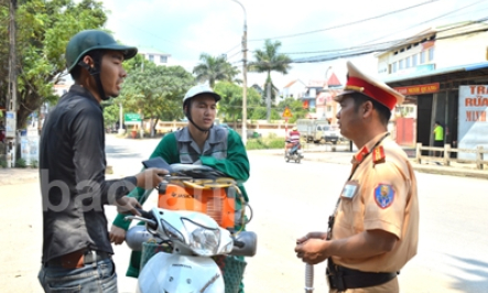 Tuần tra công khai kết hợp hóa trang xử lý vi phạm giao thông