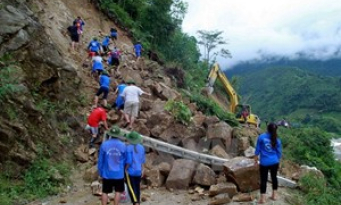 Hàng ngàn khối đất đá vùi lấp tuyến quốc lộ huyết mạch Điện Biên